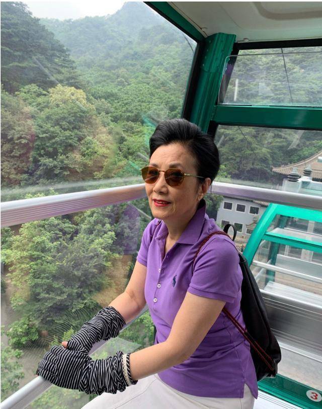 身材 汪明荃穿衣真胆大，身穿紧身紫色上衣，72岁身材依然凹凸有致