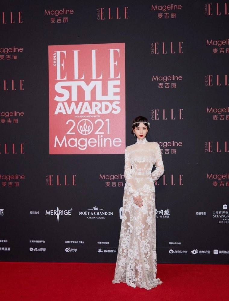 身材 毛晓彤真适合复古装,穿蕾丝裙分不清内衬和肌肤,看着得太撩人了