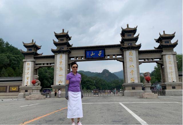 身材 汪明荃穿衣真胆大，身穿紧身紫色上衣，72岁身材依然凹凸有致