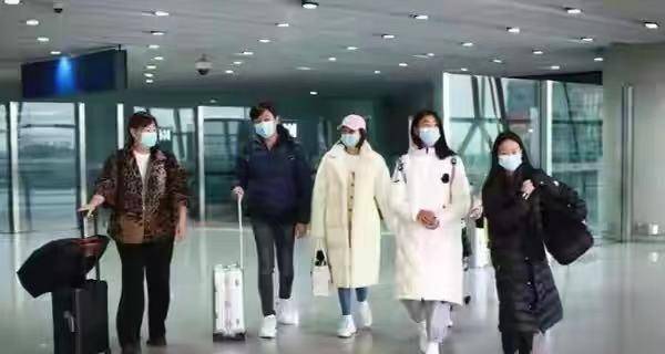 颜色 佟大为一家走机场阵仗可真大！关悦裹成粽子，母女仨伺候宝贝儿子