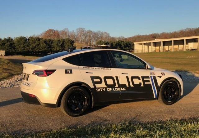 首辆装备齐全的特斯拉modely警车在俄亥俄州洛根交付