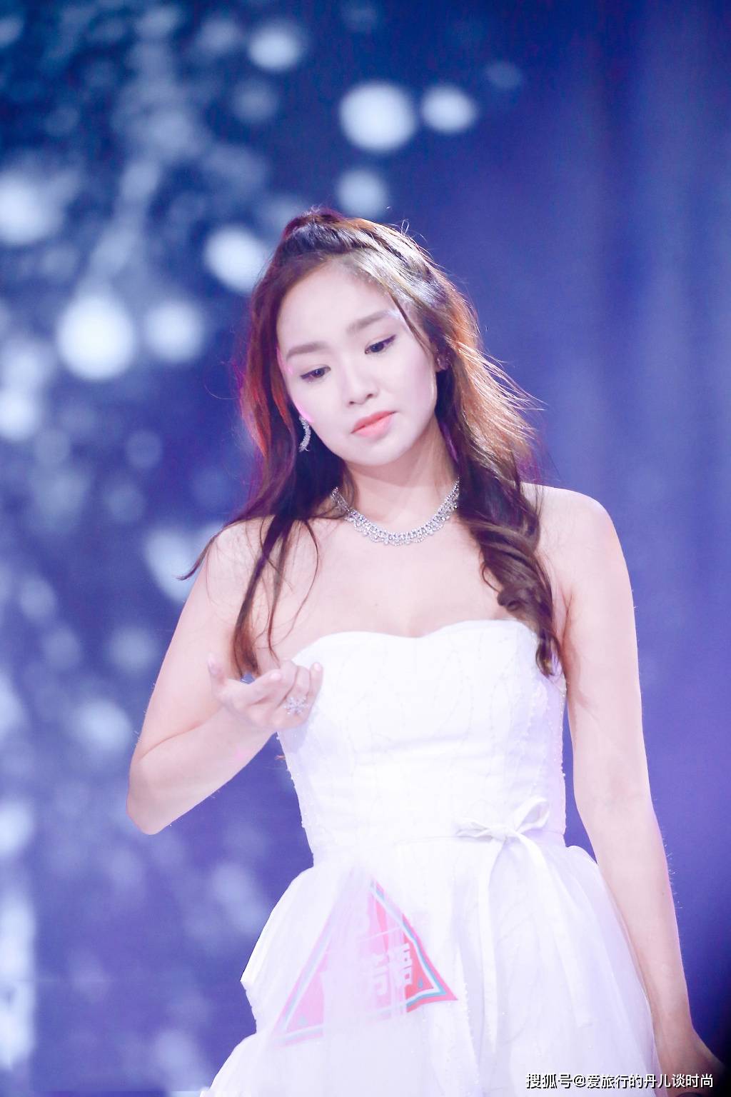 黑色 90后小花陈芳语身材好,衣品也很高,每一套穿搭都很高级