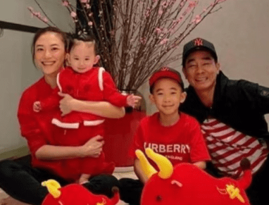 铁架子|54岁陈小春节目中落泪！因不舍兄弟淘汰哭到哽咽，眼眶通红惹人疼