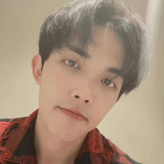 11月初的时候,李柄熹也发过自拍照,当时的照片同样使用了滤镜,但下巴