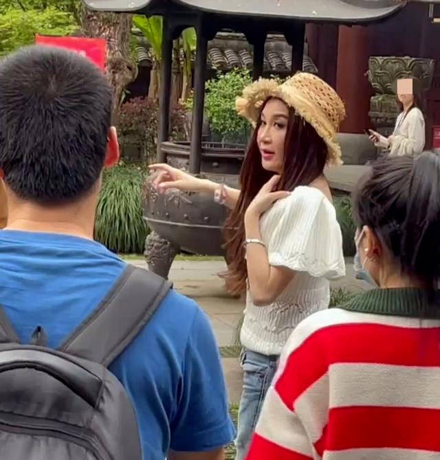短裤温碧霞确实比普通人漂亮，穿短裤长靴很少女，但素颜就是老奶奶！