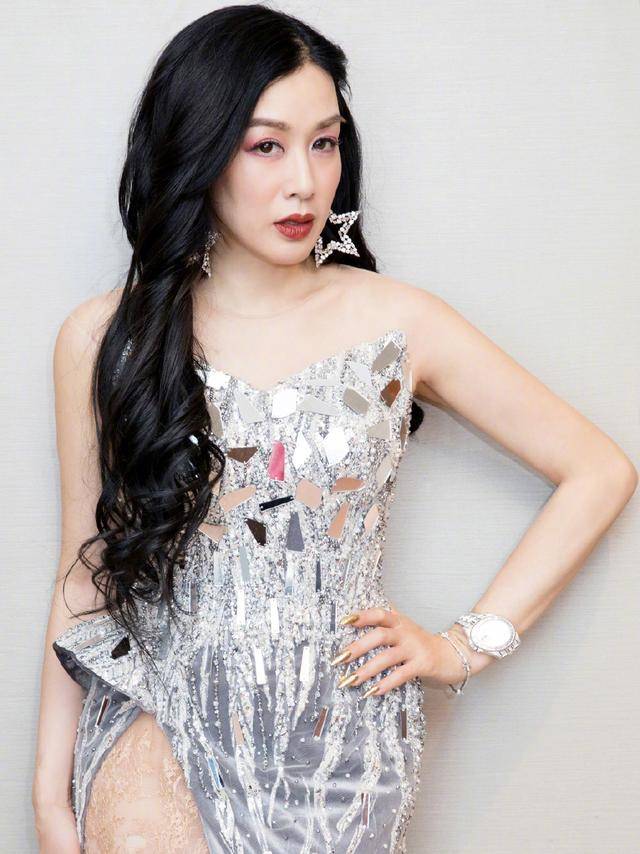 身材 钟丽缇这身材比例惊人，身穿无袖亮片连衣裙凹凸感十足，魅力十足