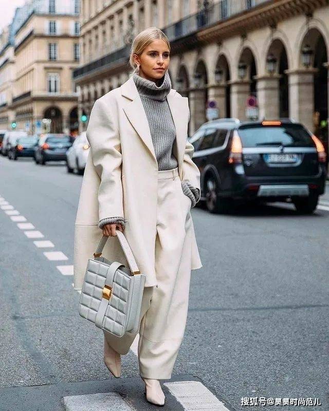 冬日 冬天穿裙子，关键还得会搭配才行，半身裙配靴子轻松穿出冬日时尚