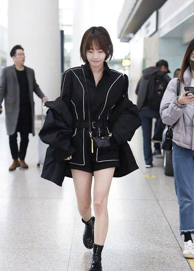 黑色 张嘉倪为“炫腿”真拼，穿黑色工装连体裤显高显瘦，大长腿真吸眼