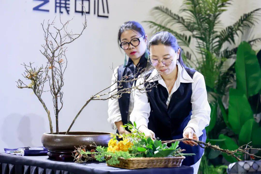 台湾中华花艺文教基金会资深教授倪永霞紧张的比赛过后,台湾中华花艺