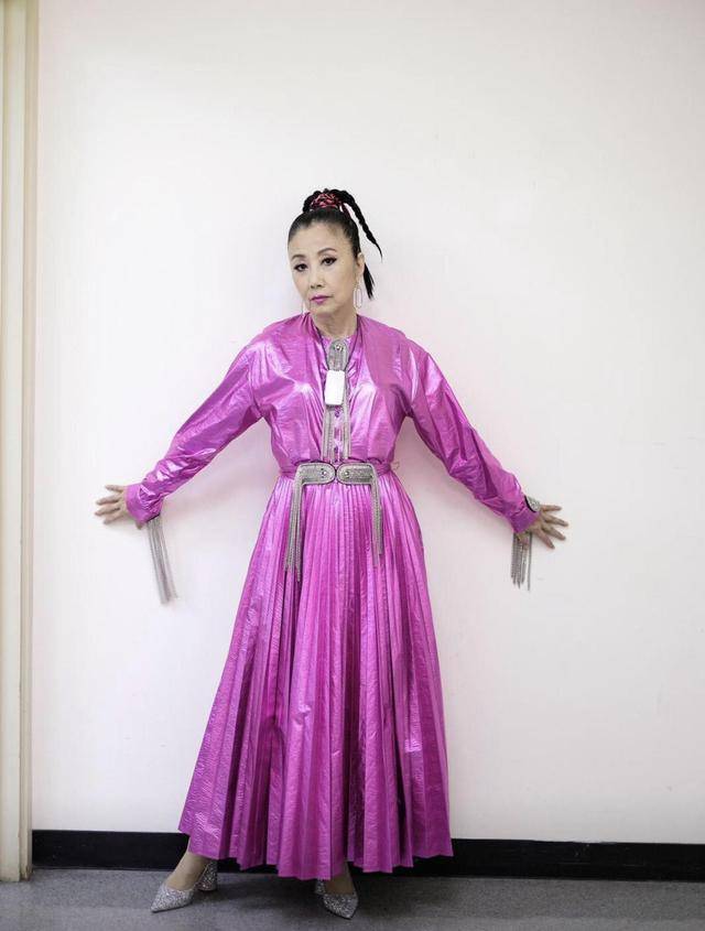 身材 汪明荃穿衣真胆大，身穿紧身紫色上衣，72岁身材依然凹凸有致