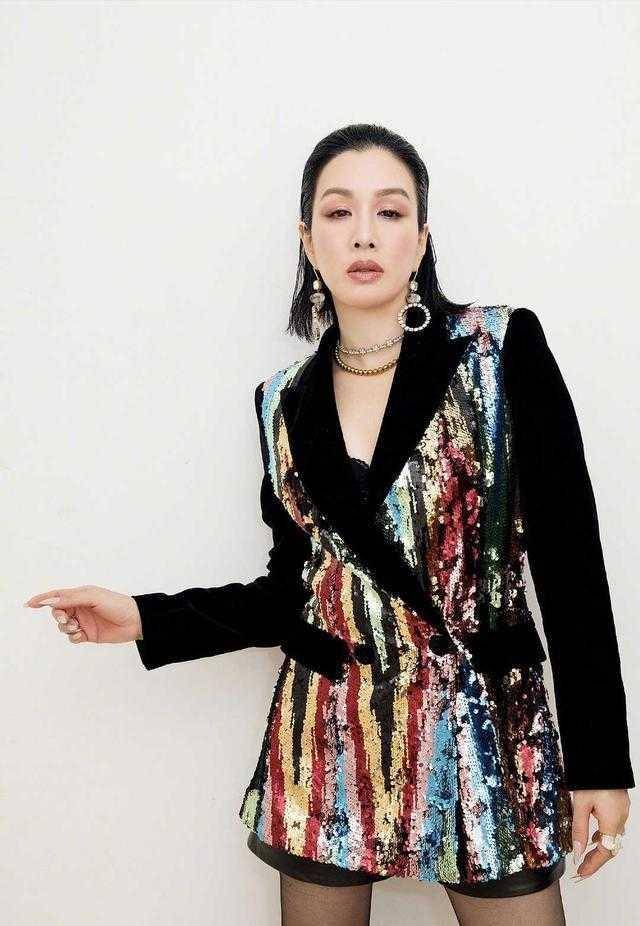 身材 钟丽缇这身材比例惊人，身穿无袖亮片连衣裙凹凸感十足，魅力十足