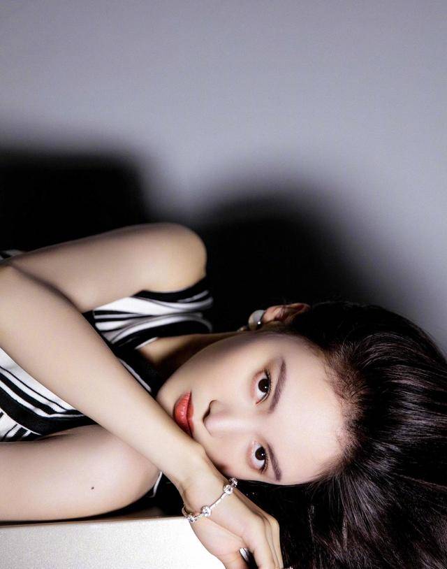 进行 29岁的金晨气质开挂!穿交叉设计上衣个性十足,故意秀蚂蚁腰撩人