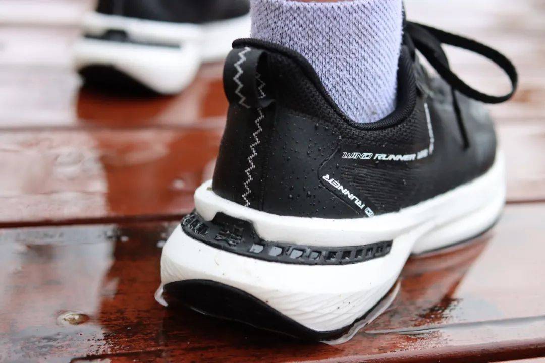 雨天国产超弓虽防水跑鞋，YYDS!