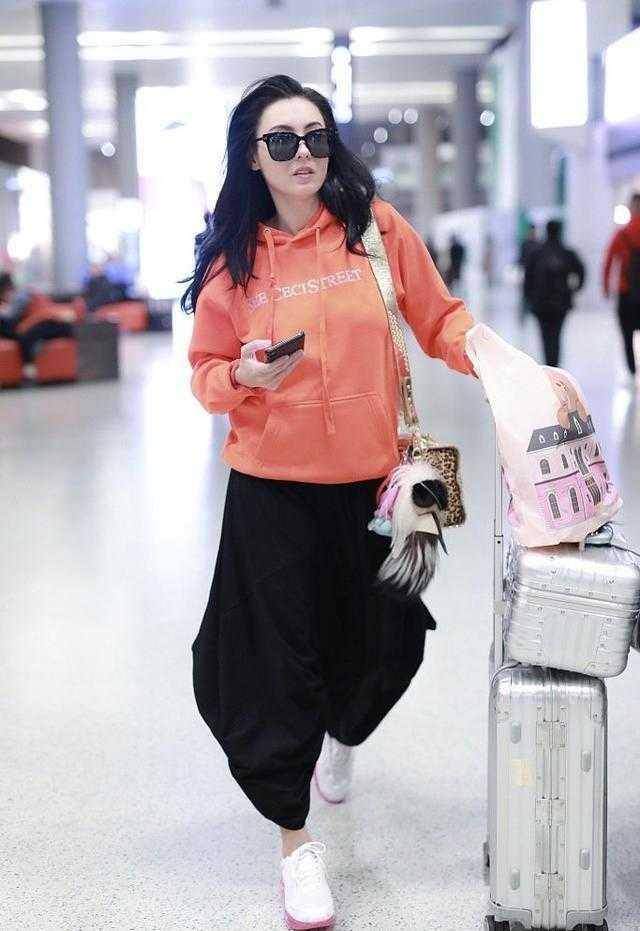 黑色 张柏芝果然会穿,一件卫衣搭配阔腿裤减龄时髦,一点不像三娃的妈