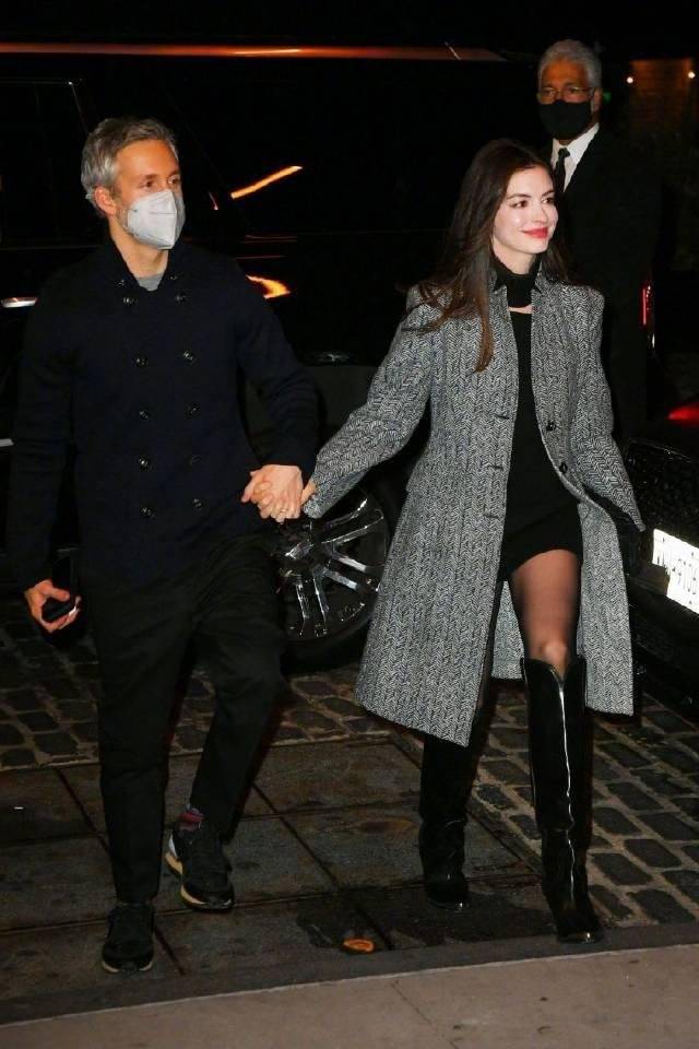 状态老公熬成爹系列？39岁安妮海瑟薇颜值状态满分，亚当一头白发显老