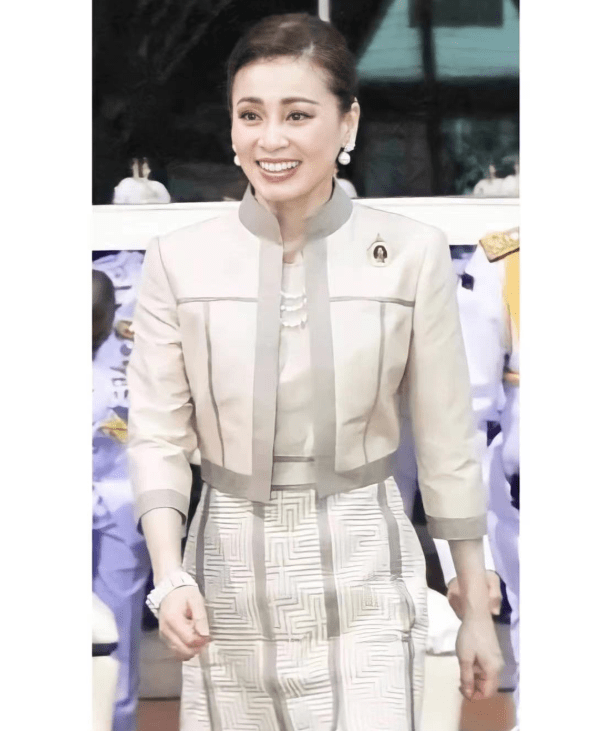 衣品高 75后苏提达接待贵宾，一袭香槟色裙子气场全开，全程陪伴老公真美