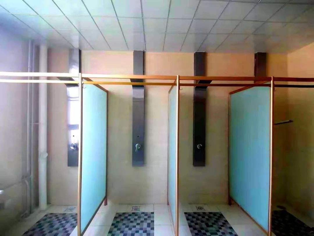 部分学校已引入一人一屏淋浴设施4g物联一体集成淋浴屏是由整体淋浴