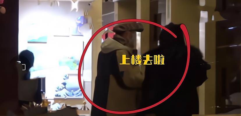 李湘和男子回酒店“秀恩爱”！大厅里主动摘围巾，挽着胳膊上楼封面图