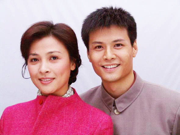 苏瑾,潘泰名《爱的背后》剧照而苏瑾本人还蒙在鼓里,直到经纪公司打