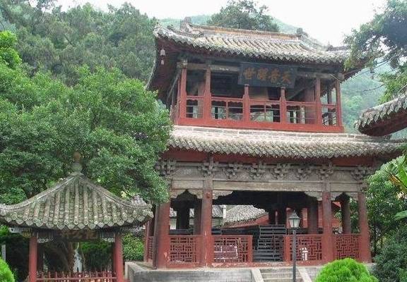 四川一佛寺被称为小故宫：全寺没有一根铁钉，有近万条龙纹装饰