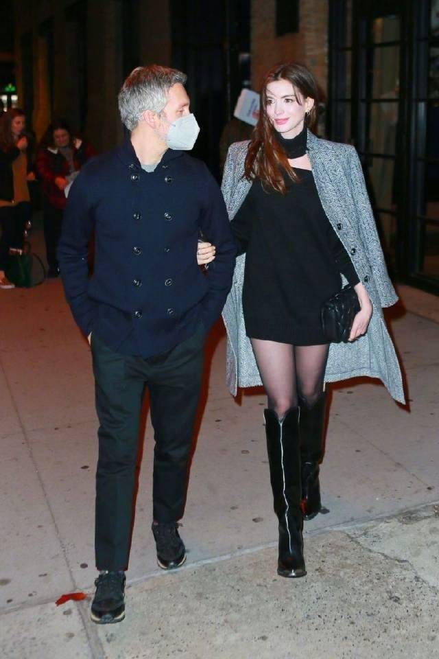 状态老公熬成爹系列？39岁安妮海瑟薇颜值状态满分，亚当一头白发显老