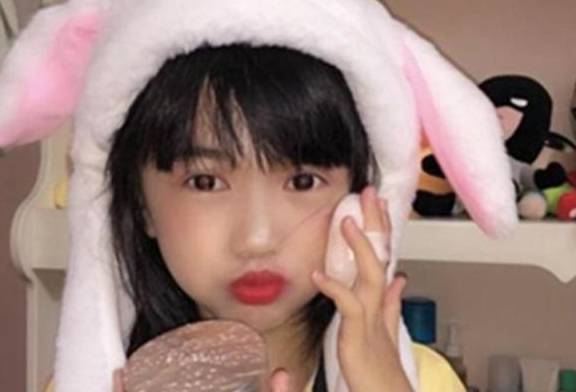 小视频孩子给妈妈化妆，比得上美妆博主，网友：这娃平时没少造