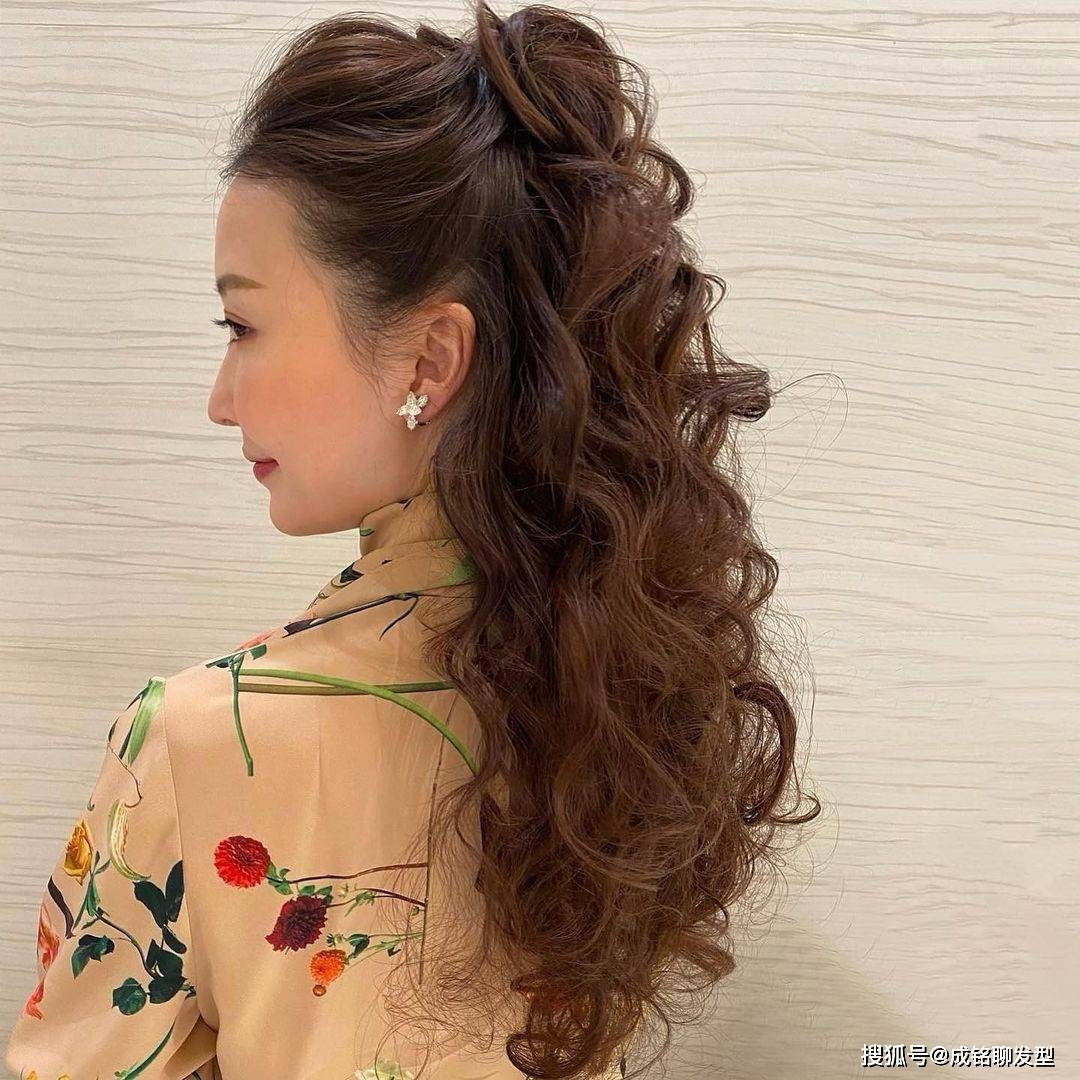 卷发60岁女人烫什么发型好看？这9款时髦洋气卷发，端庄大气又减龄