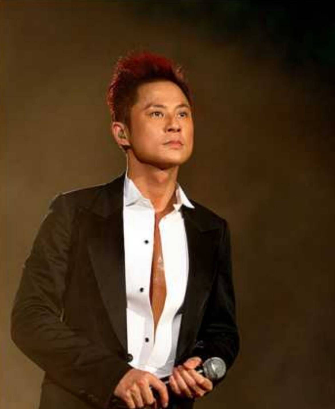 男星自曝心酸经历,连拍14天没睡觉,母亲病逝只放假2天一度崩溃_蔡一杰