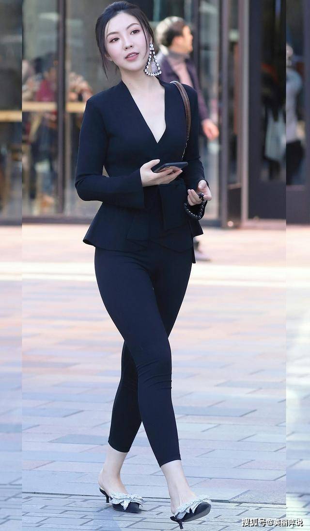 美女街拍黑色v领长袖衫配黑色打底裤简约修身又温婉大气时尚又气韵