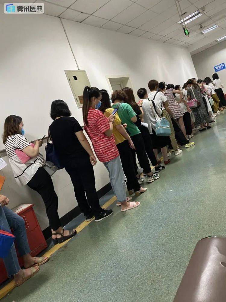 (排队等待b超的人 作者供图)我在这样的日子里循环往复,当手臂已经