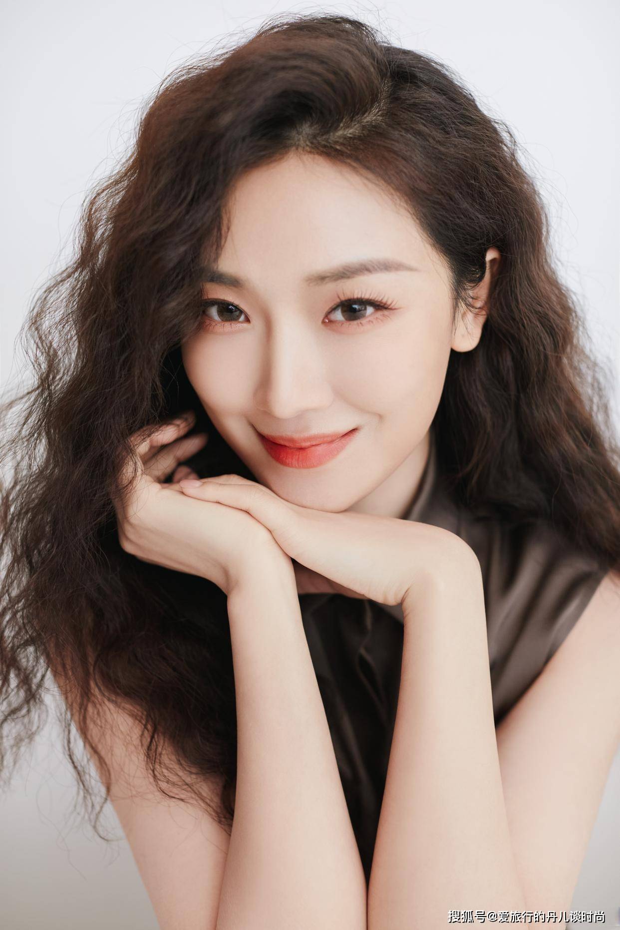 菅纫姿穿搭越来越高级!一袭灰咖色无袖衬衫裙,高级感十足_衬衫