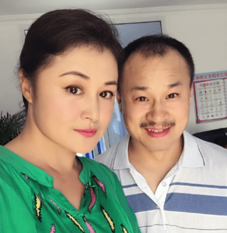 于月仙刚过头七,王老七,刘能媳妇直播唱歌,评论区骂声一片_乡村_爱情
