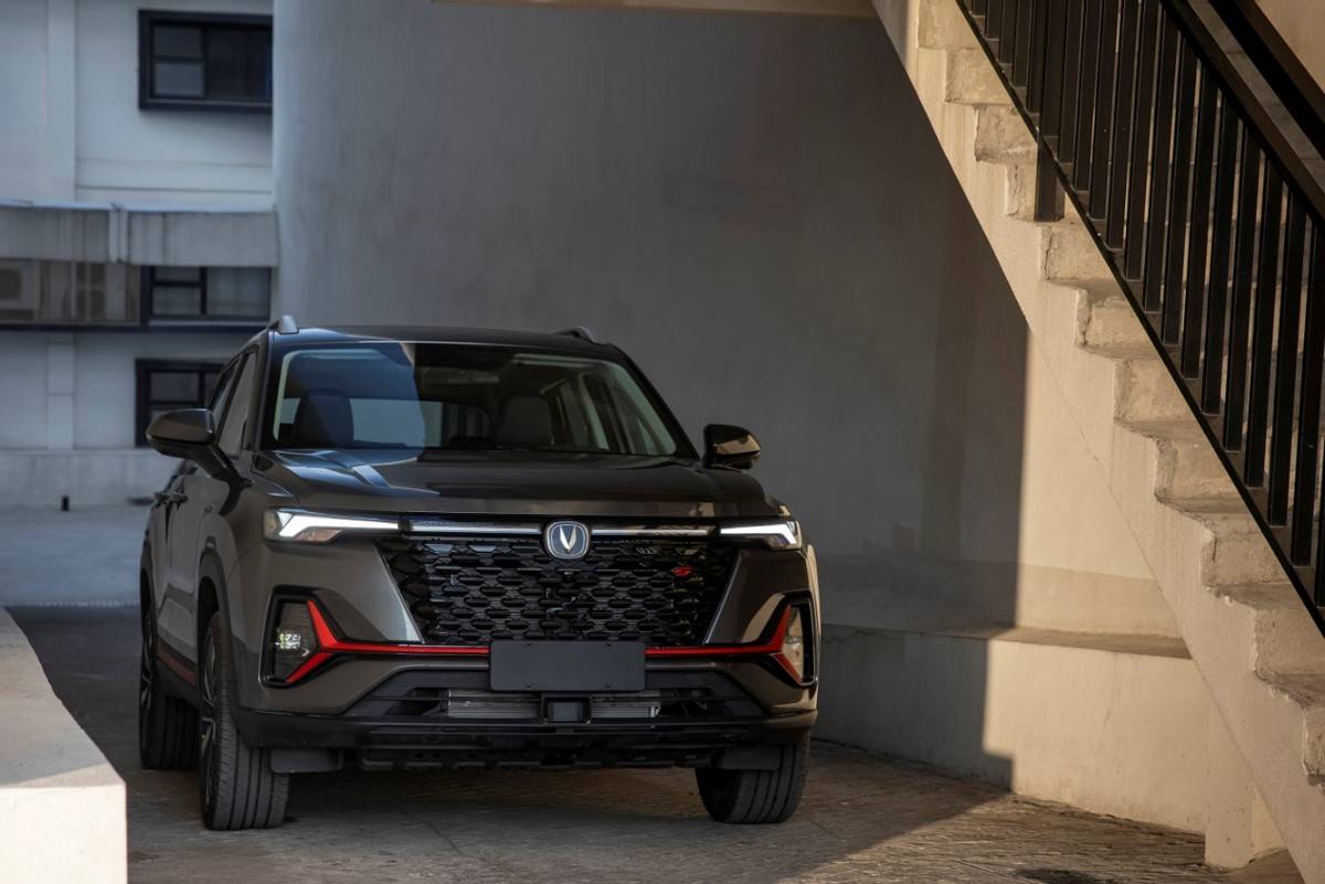 小型suv市场,长安汽车全新cs35plus凭什么敢怼合资车?