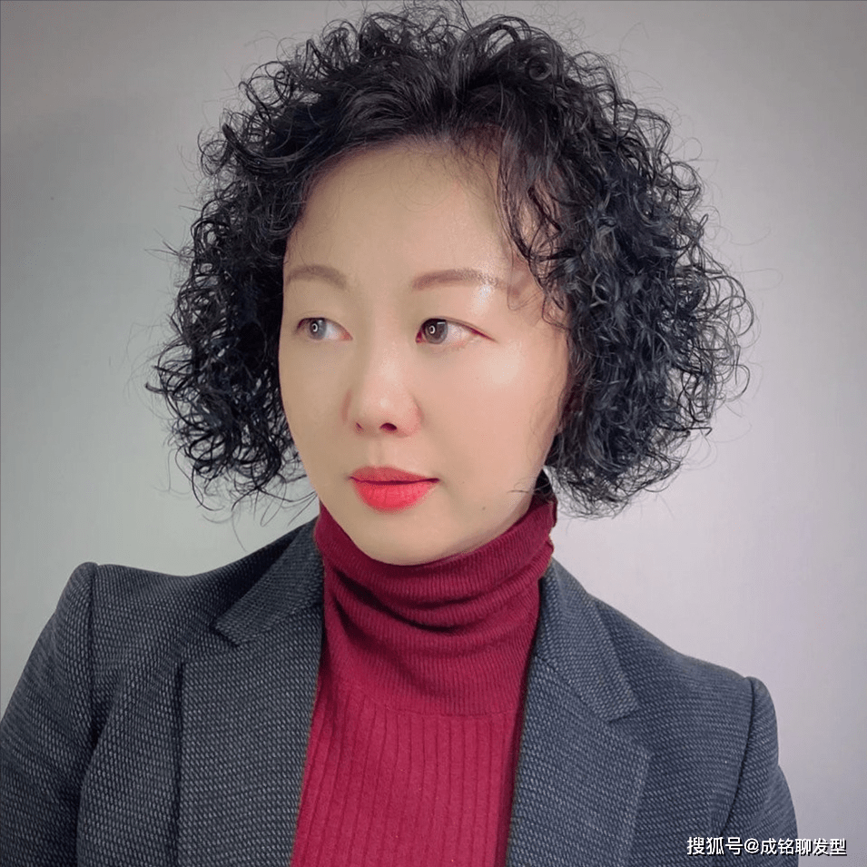卷发60岁女人烫什么发型好看？这9款时髦洋气卷发，端庄大气又减龄