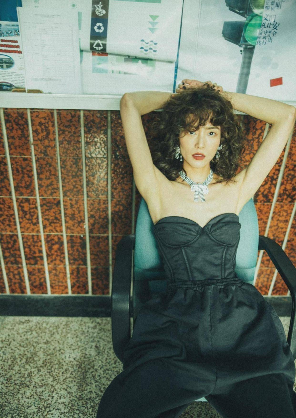 感觉 刘雯气质真好！烫老土的“阿姨卷”也不显老，配连体裤还有高级感