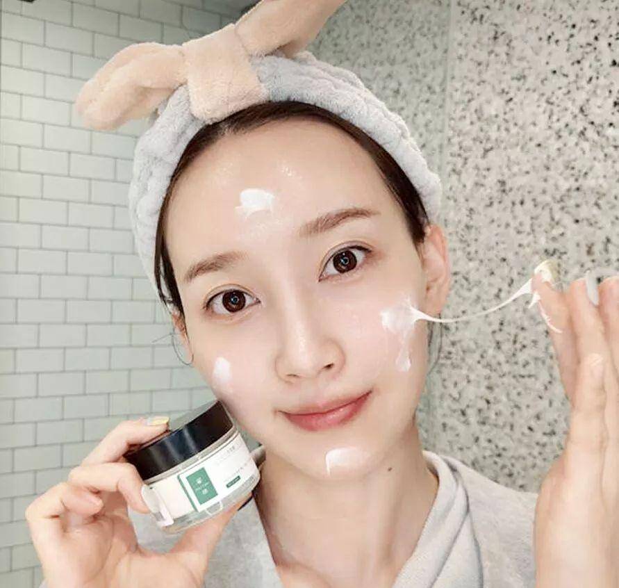 真嫩45岁佘诗曼不是装嫩是真嫩，高清怼脸近照皮肤细腻，护肤秘诀是它