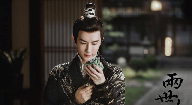 世欢 于朦胧抱萌宠晒近照,穿黑白格子衬衫清新脱俗,娃娃脸太爱了