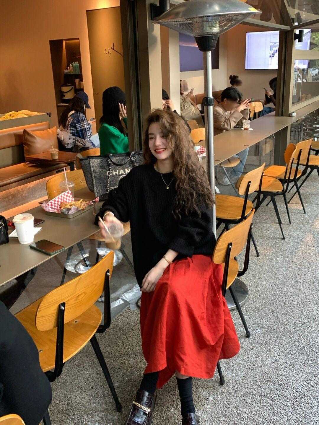 下装 冬天不要只会穿黑白灰，“红色”抢眼高调又显白，时髦又有气场