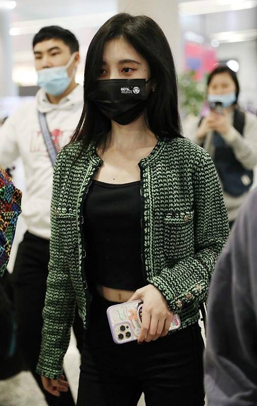 黑色 鞠婧祎穿短上衣秀“女团腰”,走机场也要亮眼,看起来时尚高级