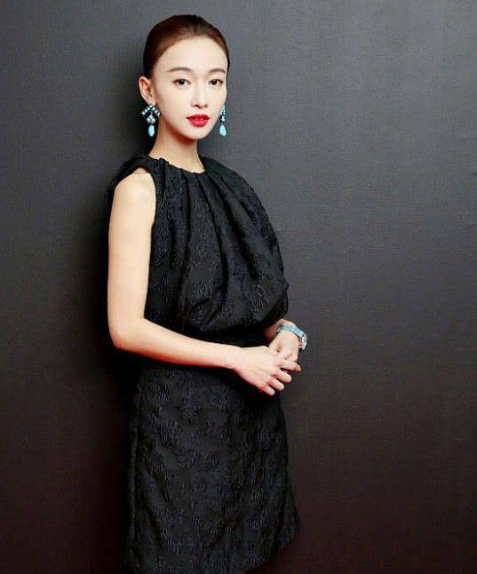 言极 吴谨言也hold不住“倒置鞋”,这是摔倒了?竟在脚上贴着药膏