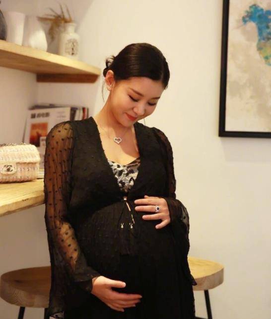 王雷|王雷妻子李小萌现身，36岁孕期身材显臃肿，曾曝二胎想要女儿