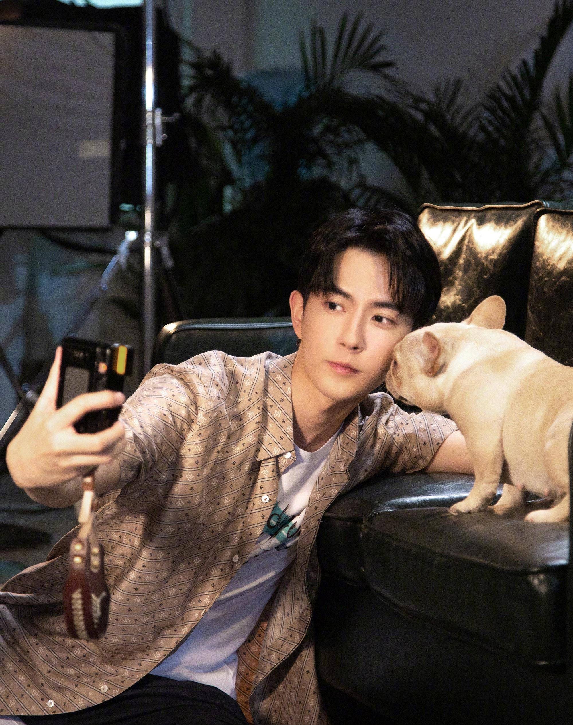 世欢 于朦胧抱萌宠晒近照,穿黑白格子衬衫清新脱俗,娃娃脸太爱了