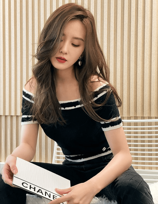 身材 真羡慕刘诗诗小码身材,穿针织衫坐着也没肉,配裤装美得都高调