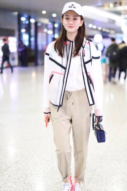 乔欣 乔欣嫌弃鞋子太白了？用画笔把鞋子涂成一片粉色？轻松成为焦点