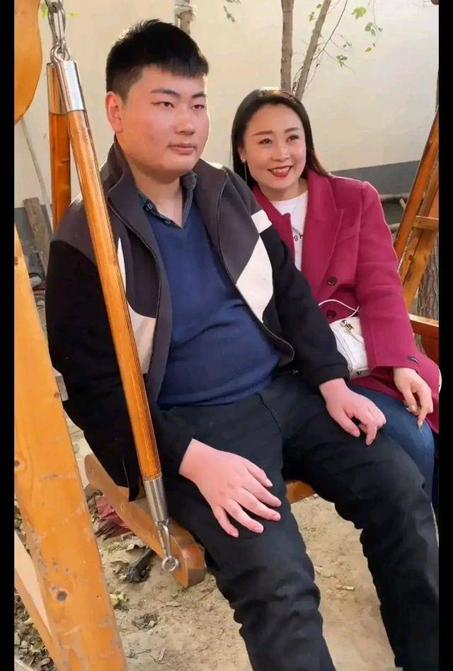 原創離婚後第3天美女扯橫幅求婚朱小偉大衣哥家不缺兒媳婦