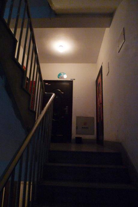 湖南两家大门前石狮子对大炮对门邻居互不相让你家先拆