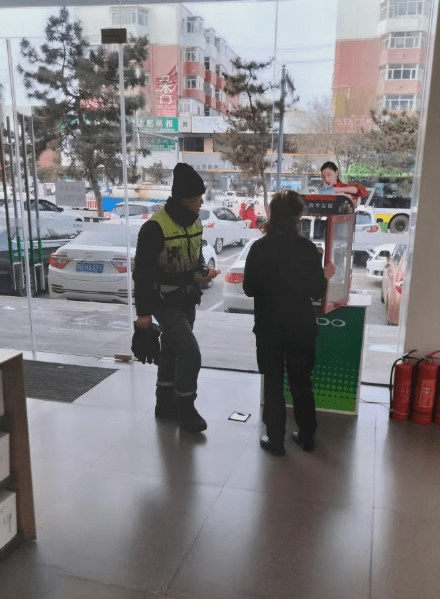 门店设立暖心驿站,提供免费热饮等服务,冬日瞬间破防_手机_大叔_爱人