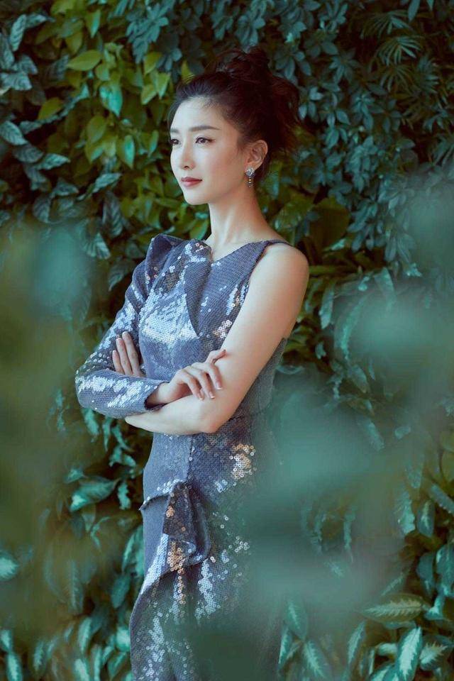 高跟鞋 江疏影怎么可以那么美?穿漆皮开叉连衣裙大秀火辣身材,美翻了