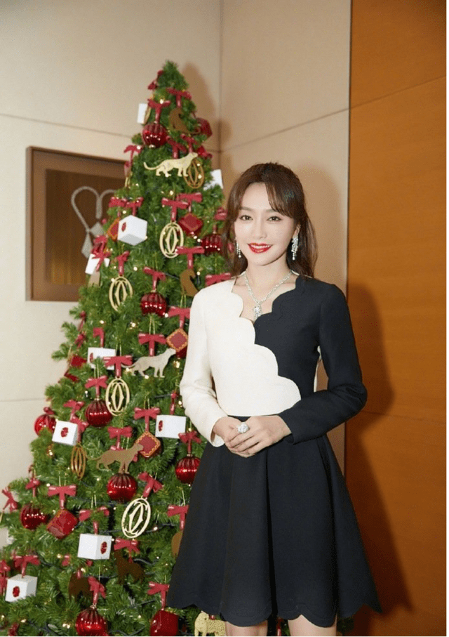 骨子里 秦岚衣品真不错！身穿粉色吊带连衣裙优雅端庄，温柔精致到骨子里