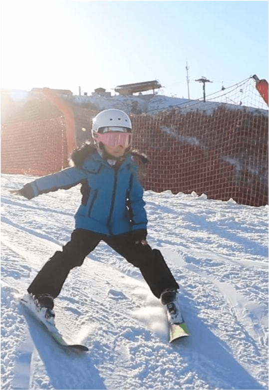女儿 42岁章子怡真不显老！与女儿穿亲子装酷似姐妹，5岁醒宝气质出众